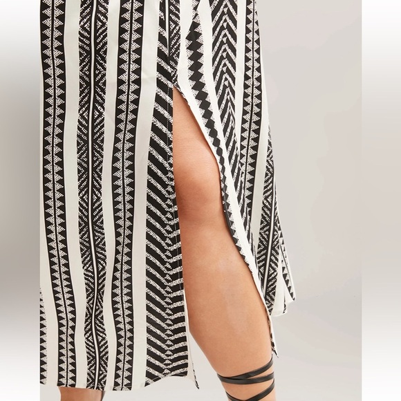 BloomChic Plus Size Solid Geometric Dolman Sleeve Pocket Shirred Split Hem Dress - Picture 4 of 8